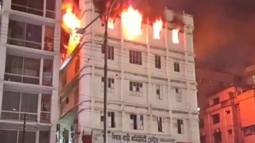 মিরপুরের কালশীতে পোশাক কারখানায় আগুন: নিয়ন্ত্রণে ফায়ার সার্ভিসের ৭ ইউনিট